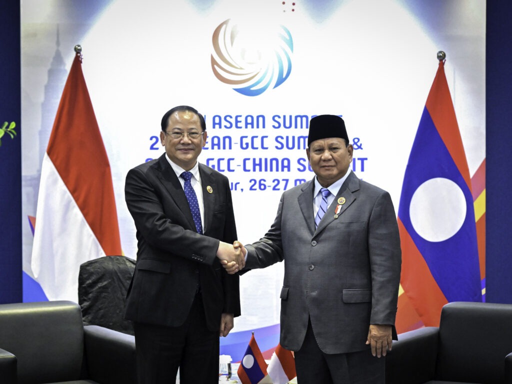 Prabowo sebut perdagangan RI&ndash;Laos masih rendah saat bertemu PM Laos di Malaysia, bahas peluang kerja sama sektor strategis.