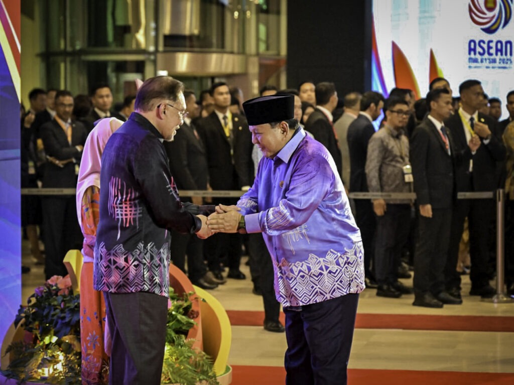 Presiden Prabowo hadiri gala dinner KTT ASEAN ke-46 di Kuala Lumpur, disambut PM Anwar Ibrahim dalam suasana hangat dan penuh kebudayaan.