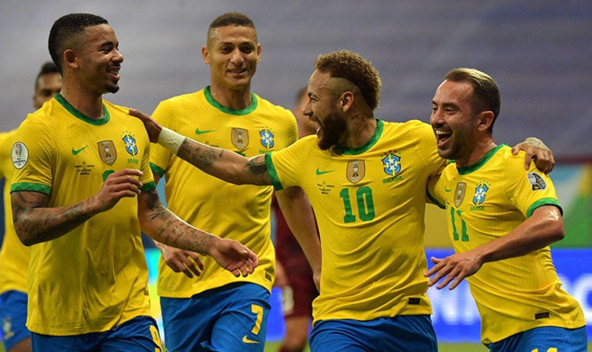 Neymar saat masih berjersey Timnas Brasil, tapi kali ini dia tidak dipanggil Carlo Ancelotti.