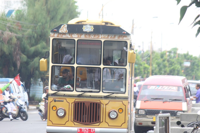 Bus Si Mas Ganteng bersandingan dengan angkutan kota yang saat ini jadi moda transportasi masyarakat Tuban.