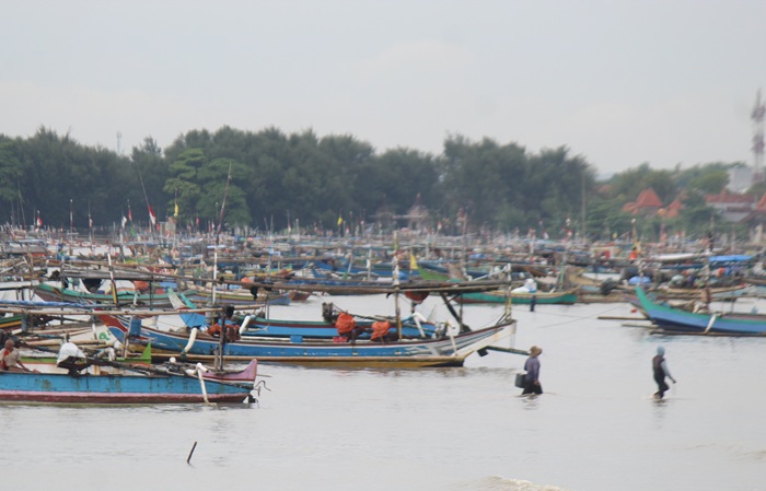 Nelayan di Kelurahan Karangsari, Kecamatan Tuban menyandarkan kapalnya di tepi pantai akibat cuaca buruk, kemarin (26/5).
