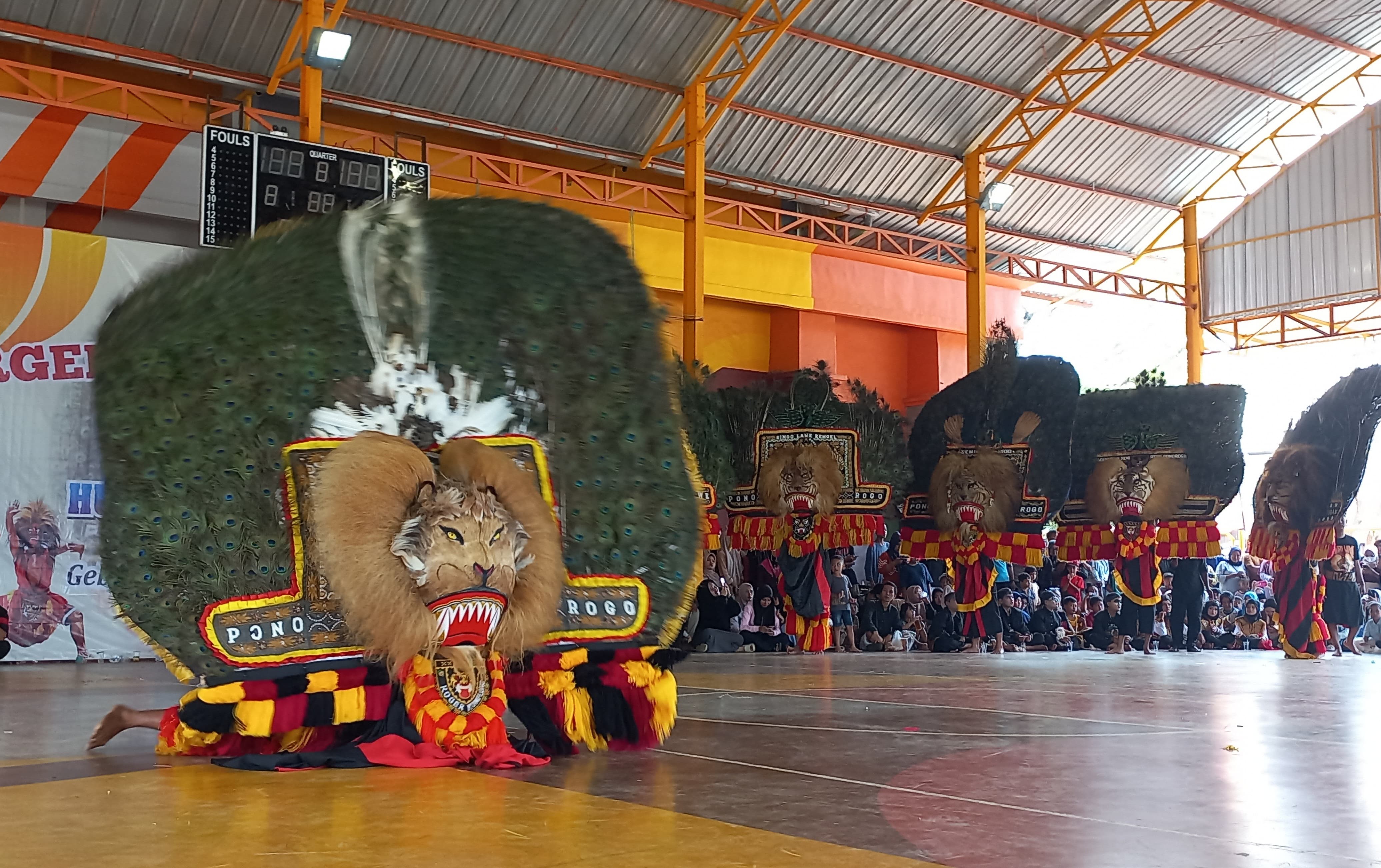 Penampilan ciamik para seniman Reog di Tuban dalam acara HUT ke-21 Pawargo Tuban. Kegiatan ini mendapat sambutan meriah dan antusias dari mas