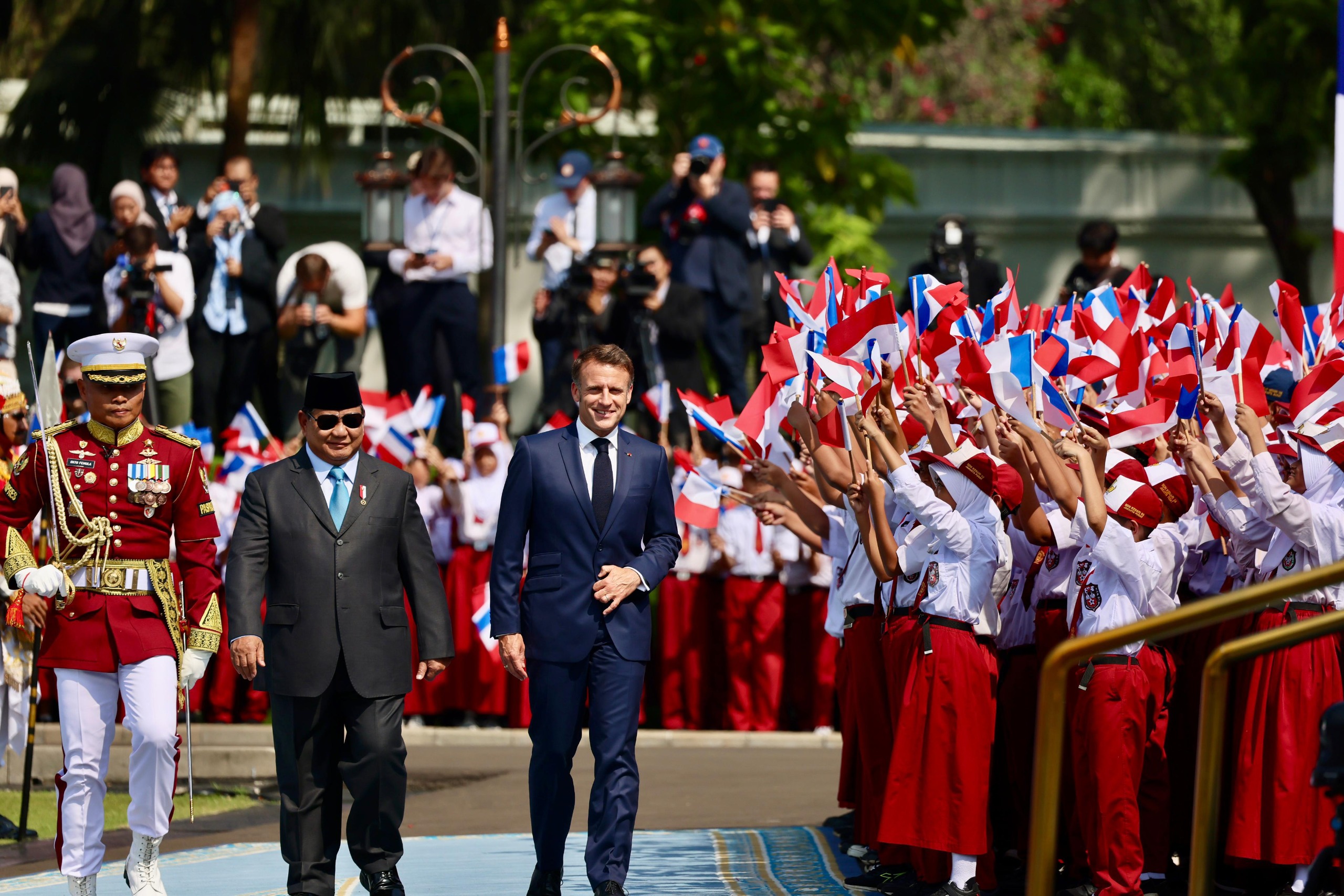 Presiden RI Prabowo Subianto bersama Presiden Prancis Macron