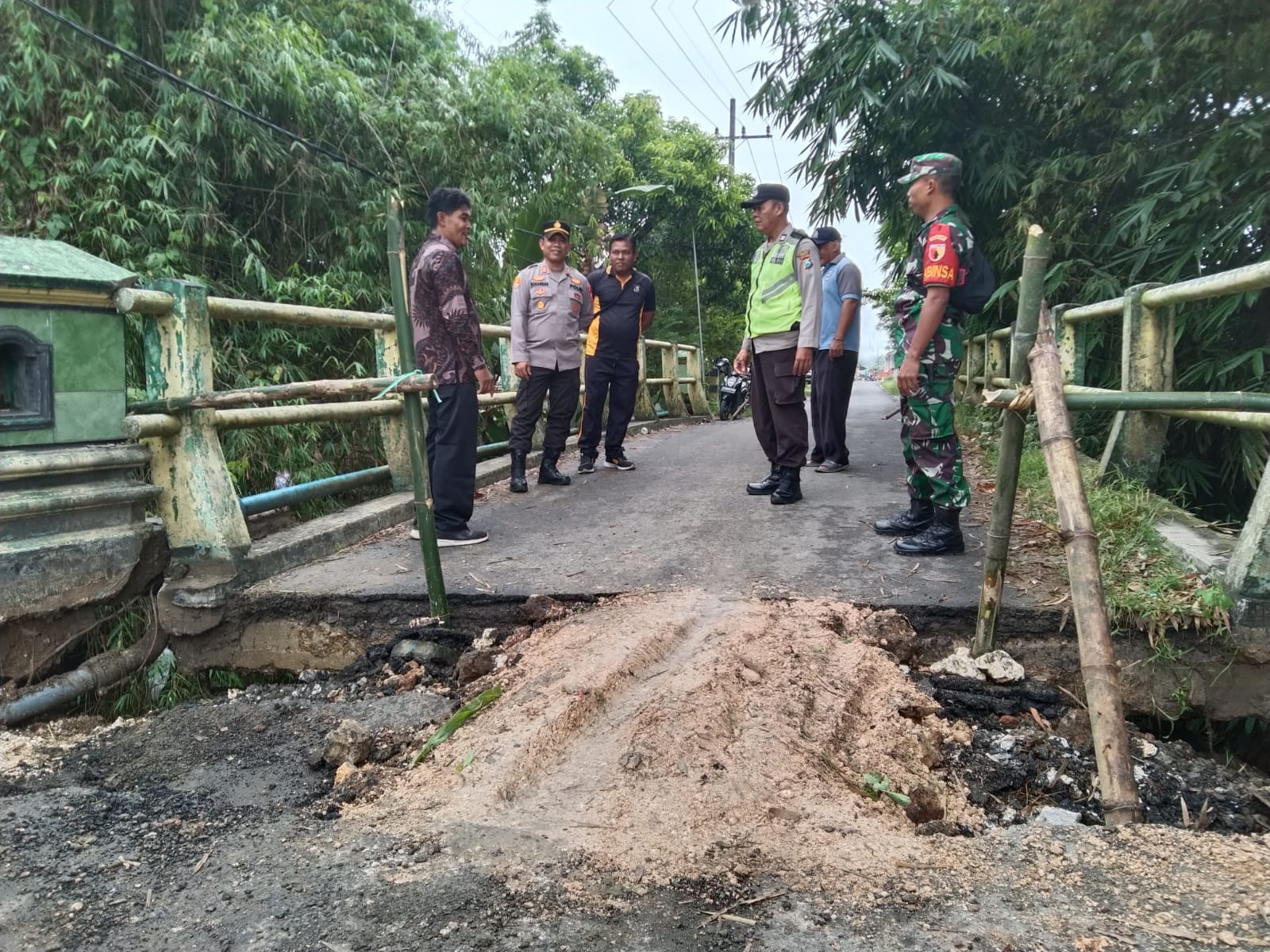 Kondisi memprihatinkan jembatan penghubung antara Desa Bate dan Desa Kablukan yang rusak akibat tergerus aliran anak Sungai Kali Kening.