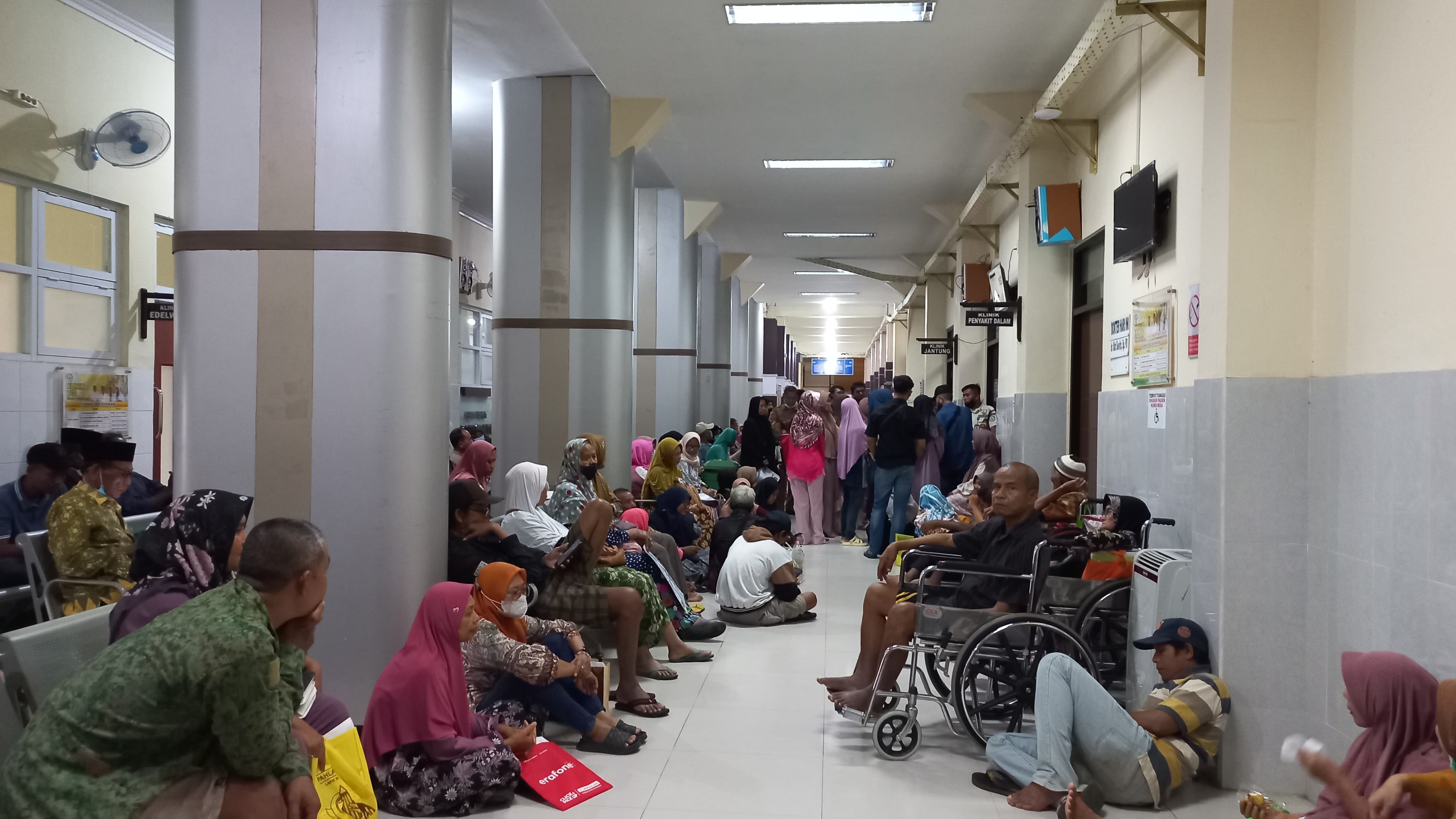 Pasien klinik jantung RSUD dr. Koesma Tuban memadati ruang tunggu sejak pagi hingga sore pada Senin (26/5).