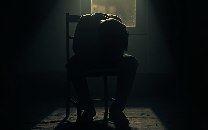 Regis Machdy lewat Loving The Wounded Soul menunjukkan bahwa luka batin bisa menjadi awal dari pertumbuhan dan makna hidup.