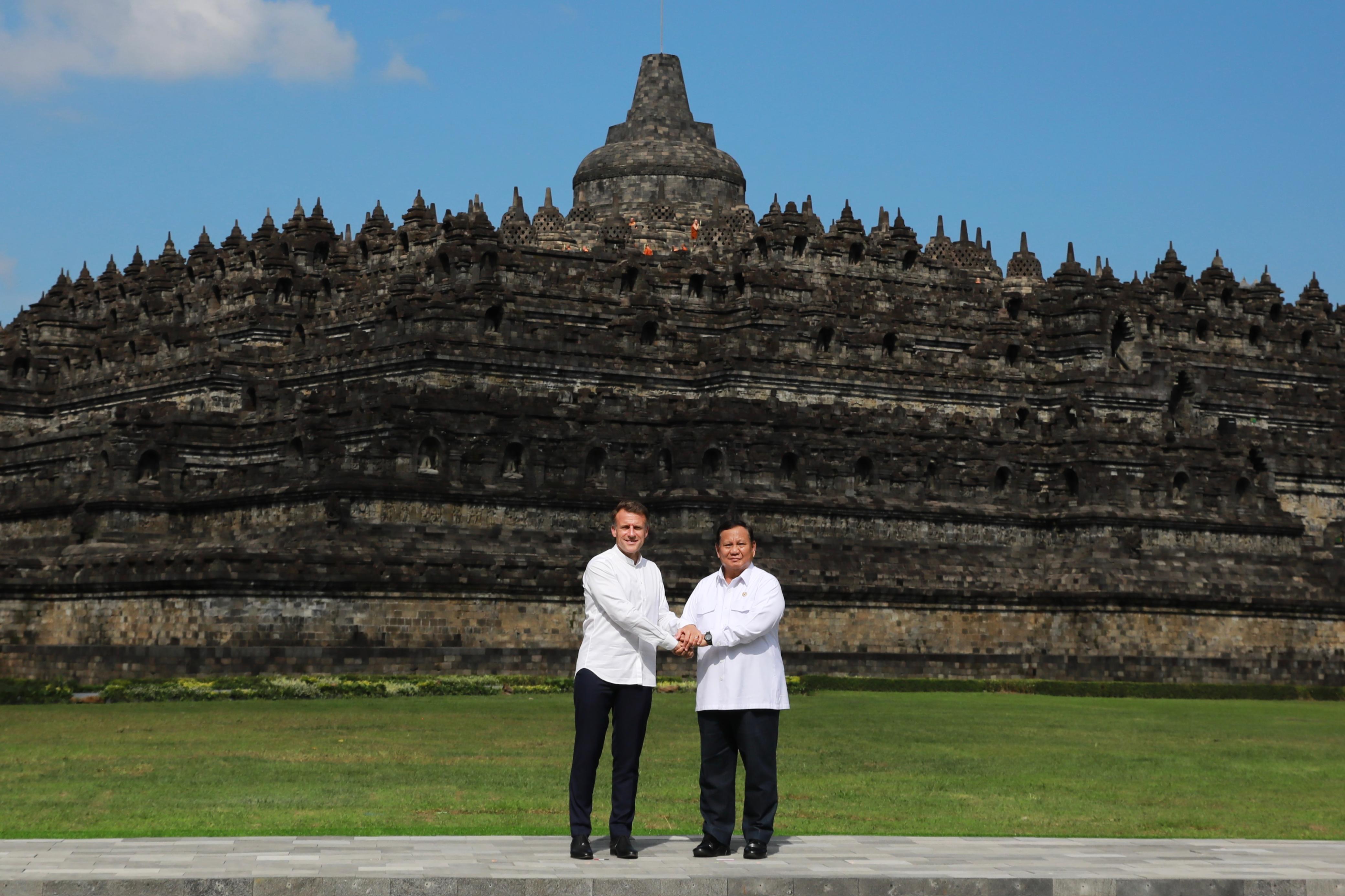 Presiden RI Prabowo bersama Presiden Prancis Macron saat di kawasan Borobudur.