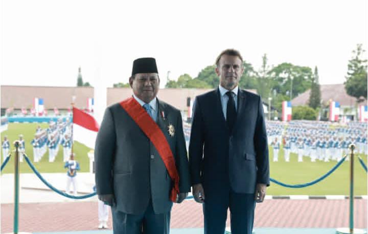 Presiden Prabowo Subianto menerima tanda jasa kehormatan tertinggi dari Pemerintah Prancis