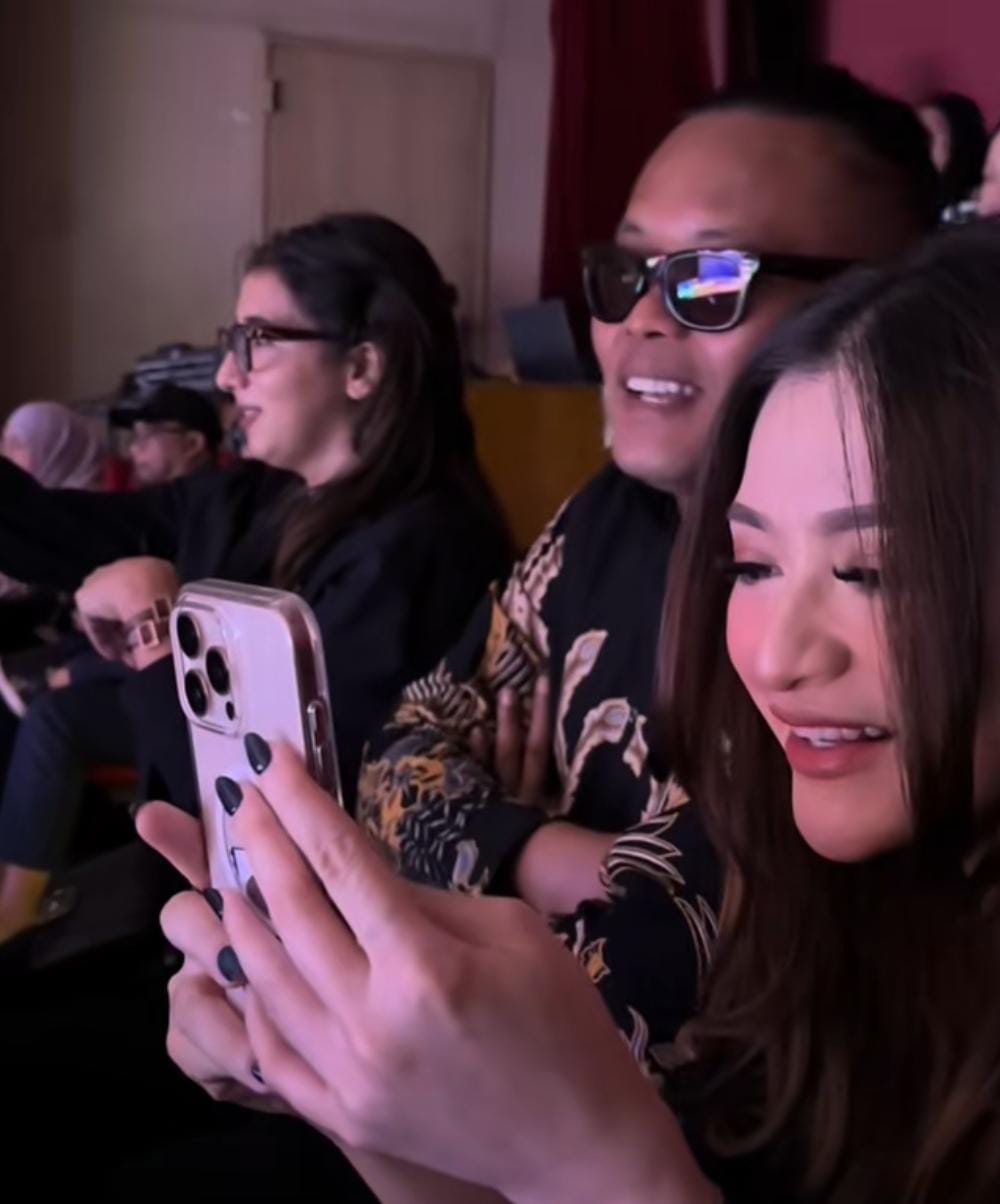 Kebersamaan Sule dan Nathalie Holscher melihat pertunjukkan Adzam.
