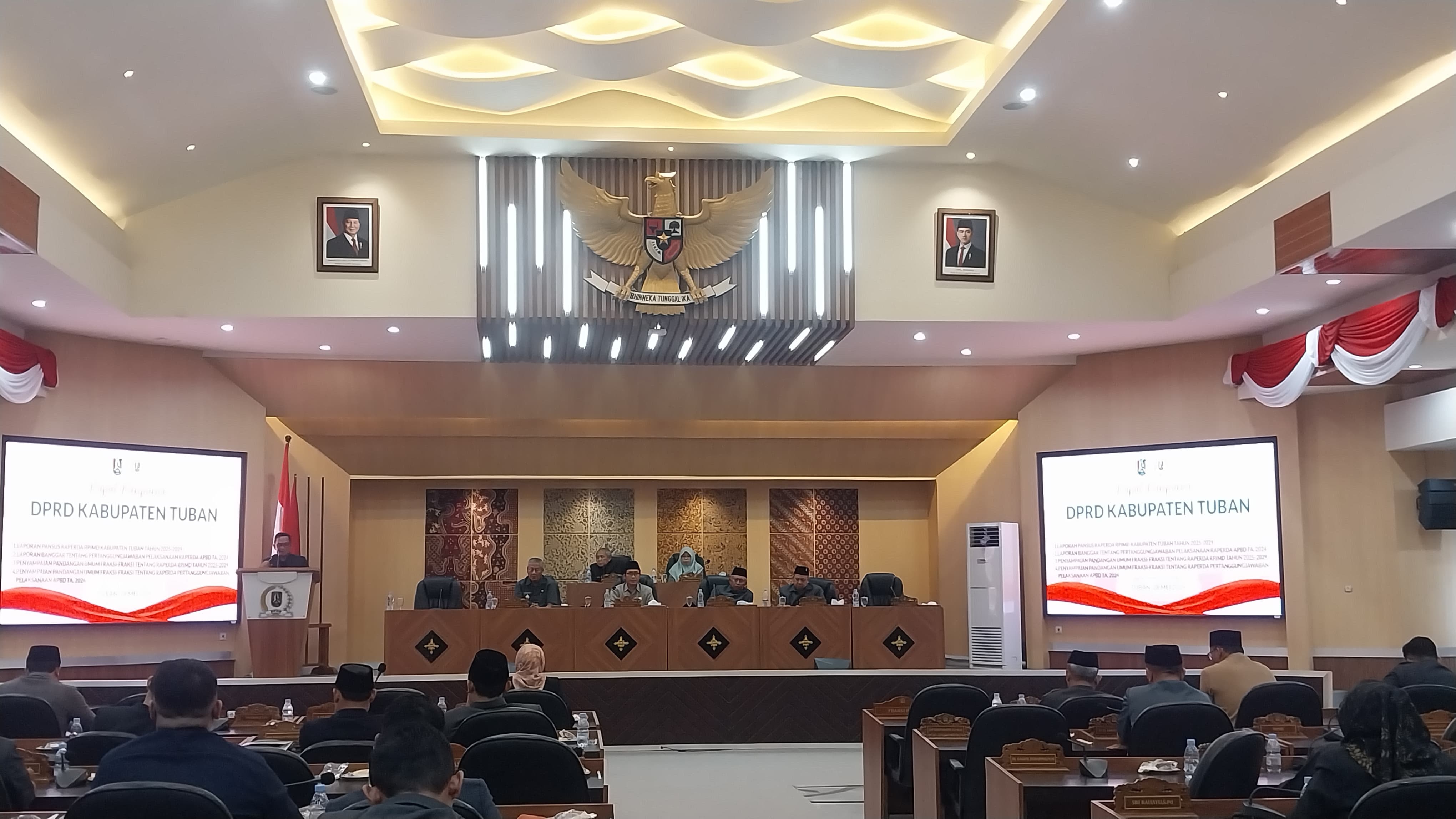 Anggota fraksi menyampaikan pandangan umum (PU) dalam rapat paripurna di DPRD Tuban, kemarin (28/5).