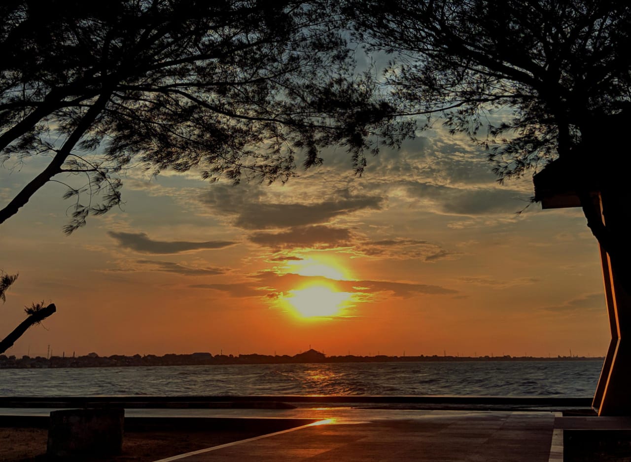 Ilustrasi keindahan senja dari pantai Boom Tuban