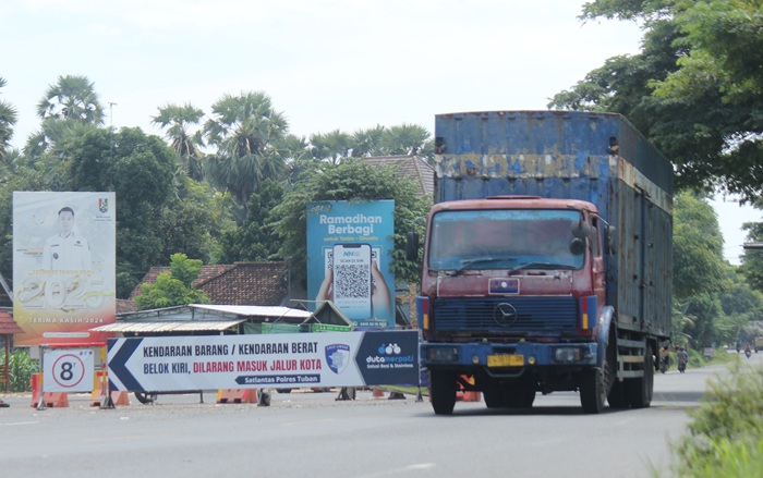 Lalu-lalang kendaraan di simpang tiga JLS wilayah Desa Tunah, Kecamatan Semanding, kemarin (29/5).