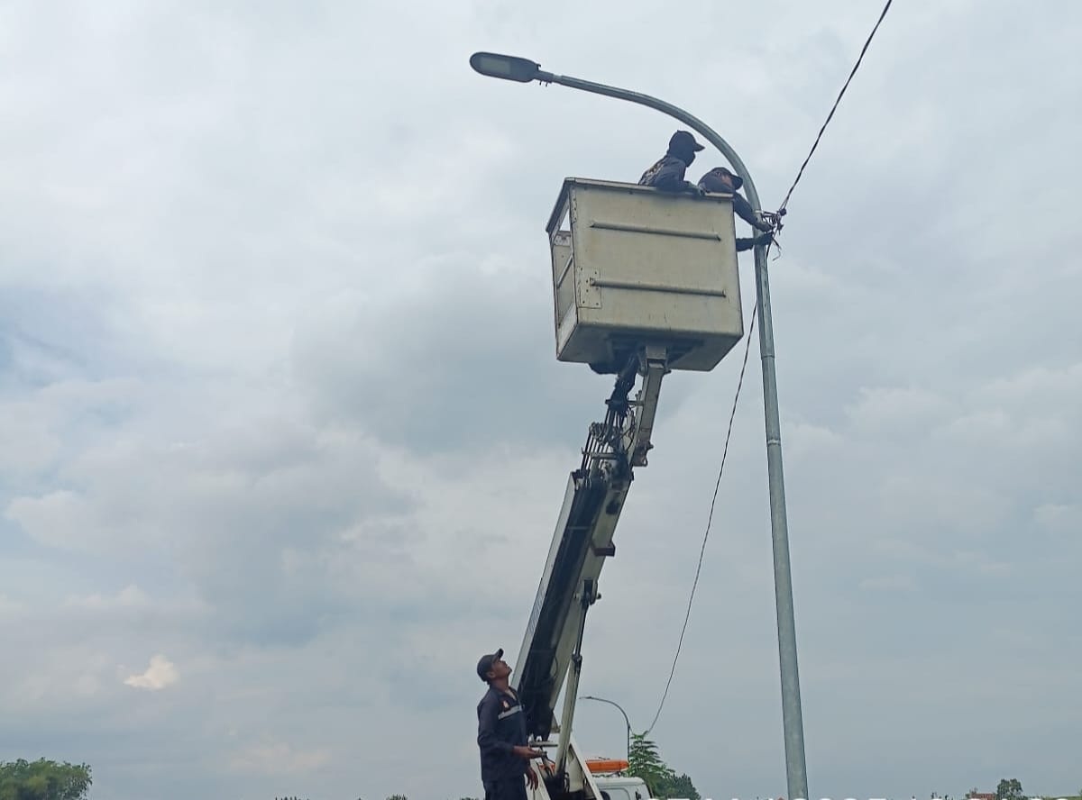 HILANG DICURI: Petugas PJU DLHP Tuban memperbaiki komponen PJU di wilayah Desa Sidohasri, Kecamatan Kenduruan.