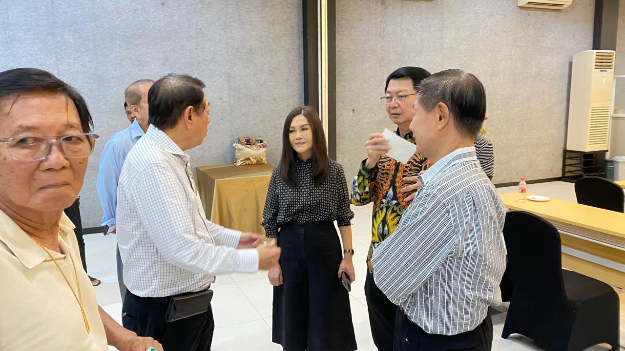 Soedomo Mergonoto (dua dari kiri) berdialog dengan sejumlah tokoh Tionghoa Tuban setelah musyawarah dengan umat TITD Kwan Sing Bio Tuban di Kayu Manis Resto Tuban, Sabtu (24/5).