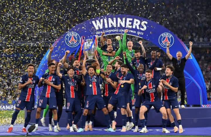 Paris Saint-Germain merayakan kemenangan perdana mereka di Liga Champions.