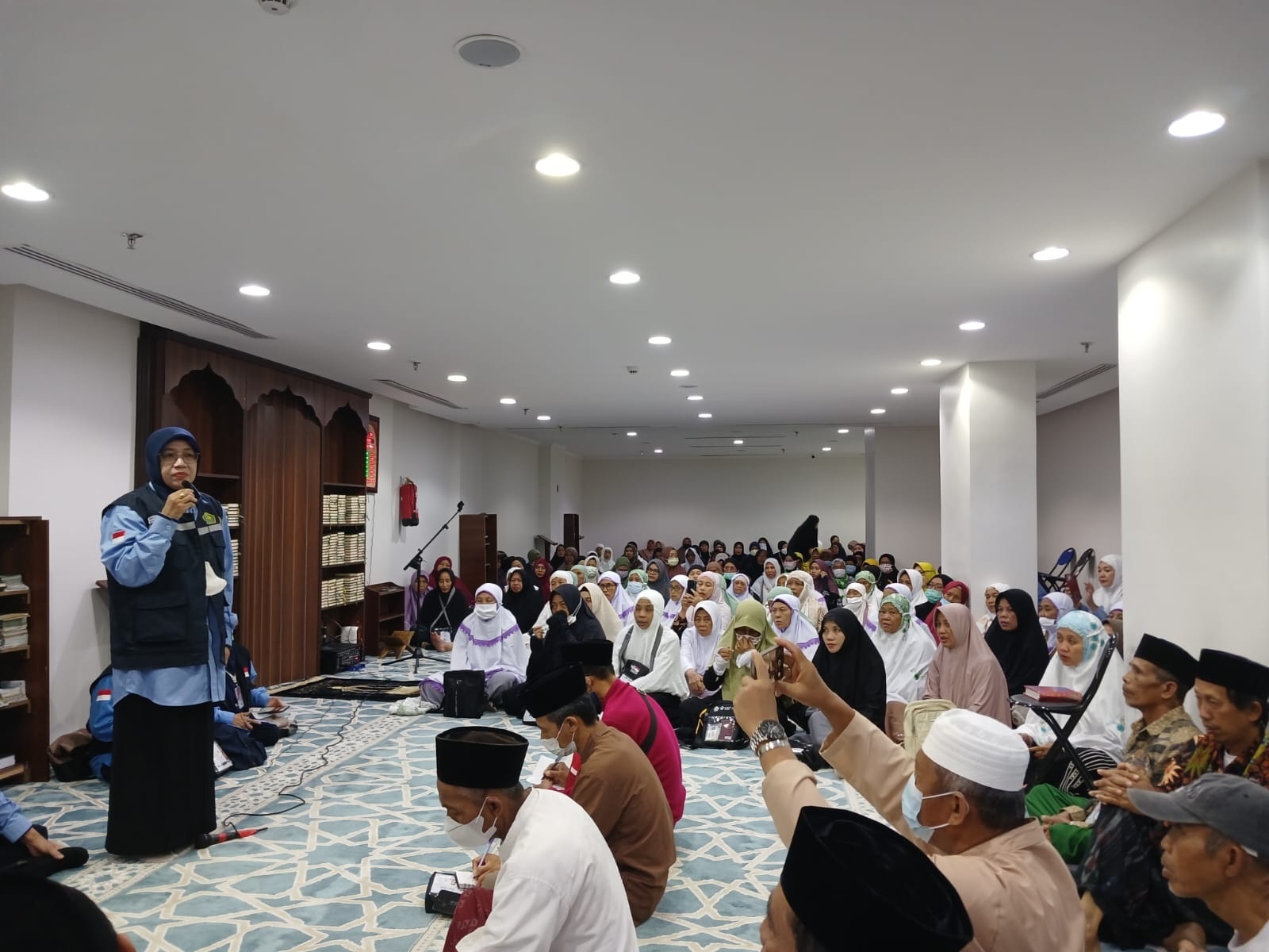 Petugas haji menyampaikan arahan kepada jemaah agar menaati maklumat yang dikeluarkan PPIH.