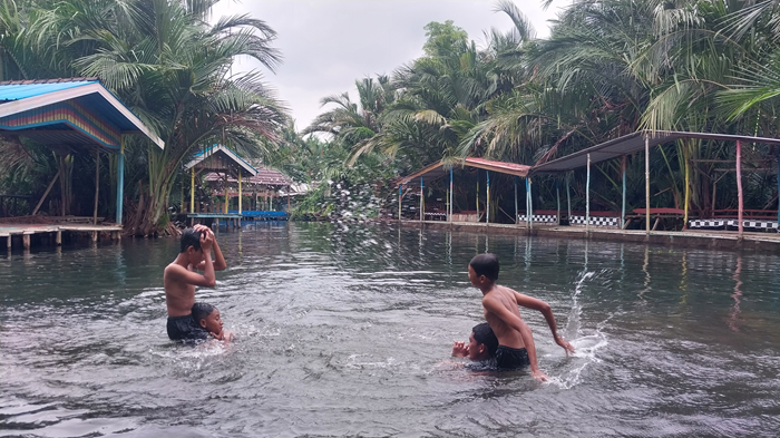 Anak-anak dari desa setempat mandi di lokasi wisata WKS di Desa Tuwiri Wetan, Kecamatan Merakurak secara gratis karena tak lagi beroperasi.