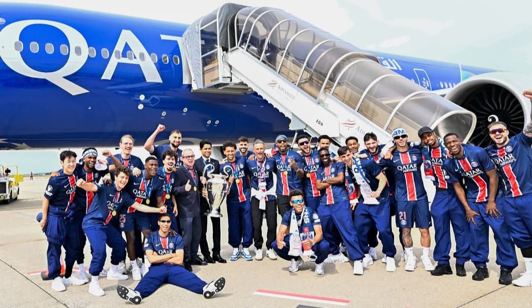 Para pemain PSG saat berpose dengan maskapai Qatar airways pasca juara liga Champions.