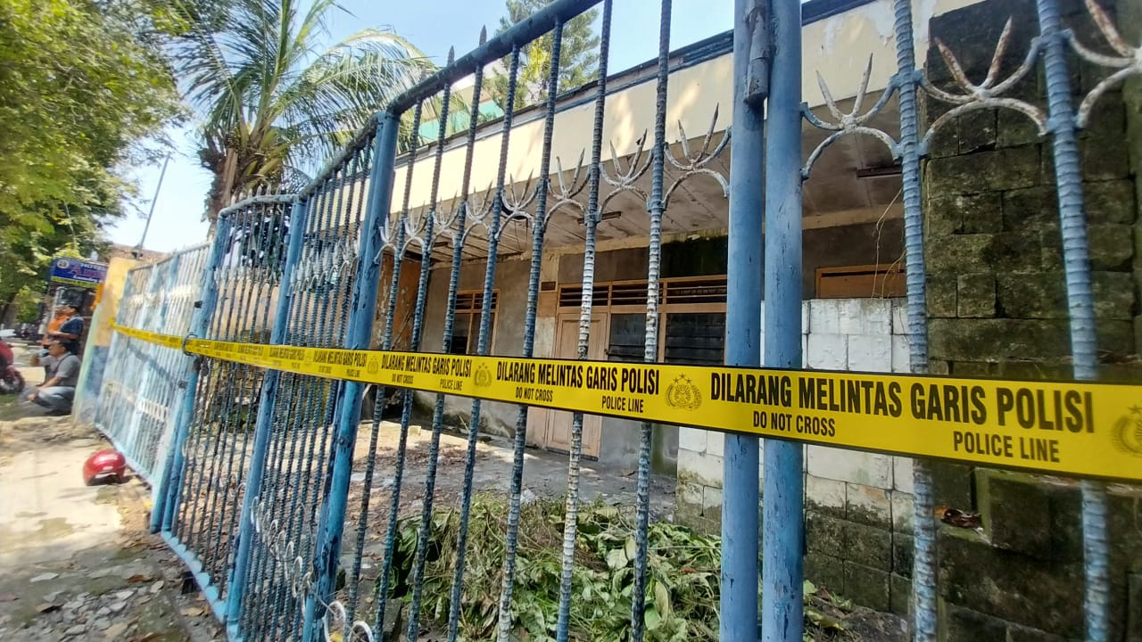 Warga temukan granat saat bersihkan rumah kosong di Jalan Panglima Sudirman, Tuban dan langsung dipasang garis polisi.