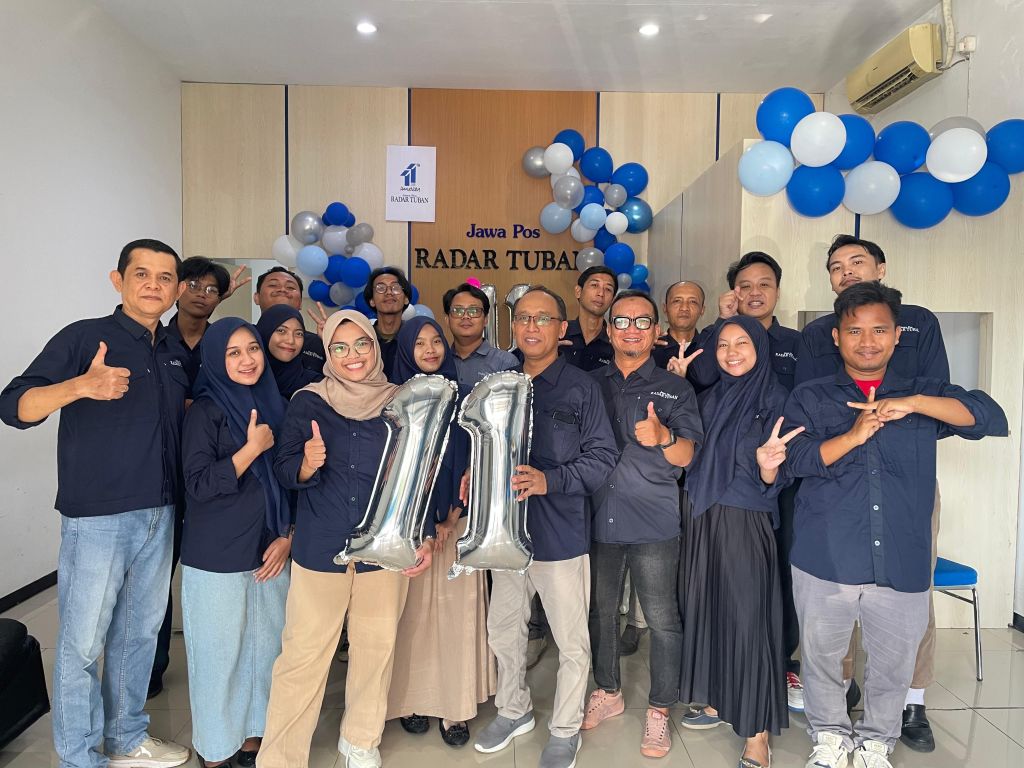Perayaan HUT ke-11 Jawa Pos Radar Tuban berlangsung sederhana namun hangat.