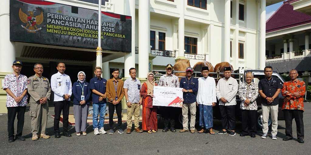 Bupati Tuban Aditya Halindra Faridzy (tengah membawa mockup), SM Corporate Commucation PT SIG Darma Sunyata (enam dari kanan), Sekda Tuban Budi Wiyana (tiga dari kanan), dan sejumlah stakeholder.
