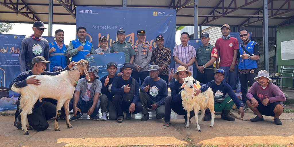 SEMANGAT BERBAGI: Penyerahan hewan kurban berlangsung di area Kandang Komunal Satria Padu Desa Wadung, Kecamatan Jenu, Kabupaten Tuban, Kamis (5/6).