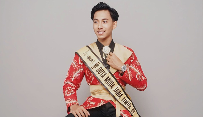 Manggala berfoto mengenakan batik dengan slempang setelah diumumkan sebagai Juara Favorit Duta Muda Jawa Timur 2025.