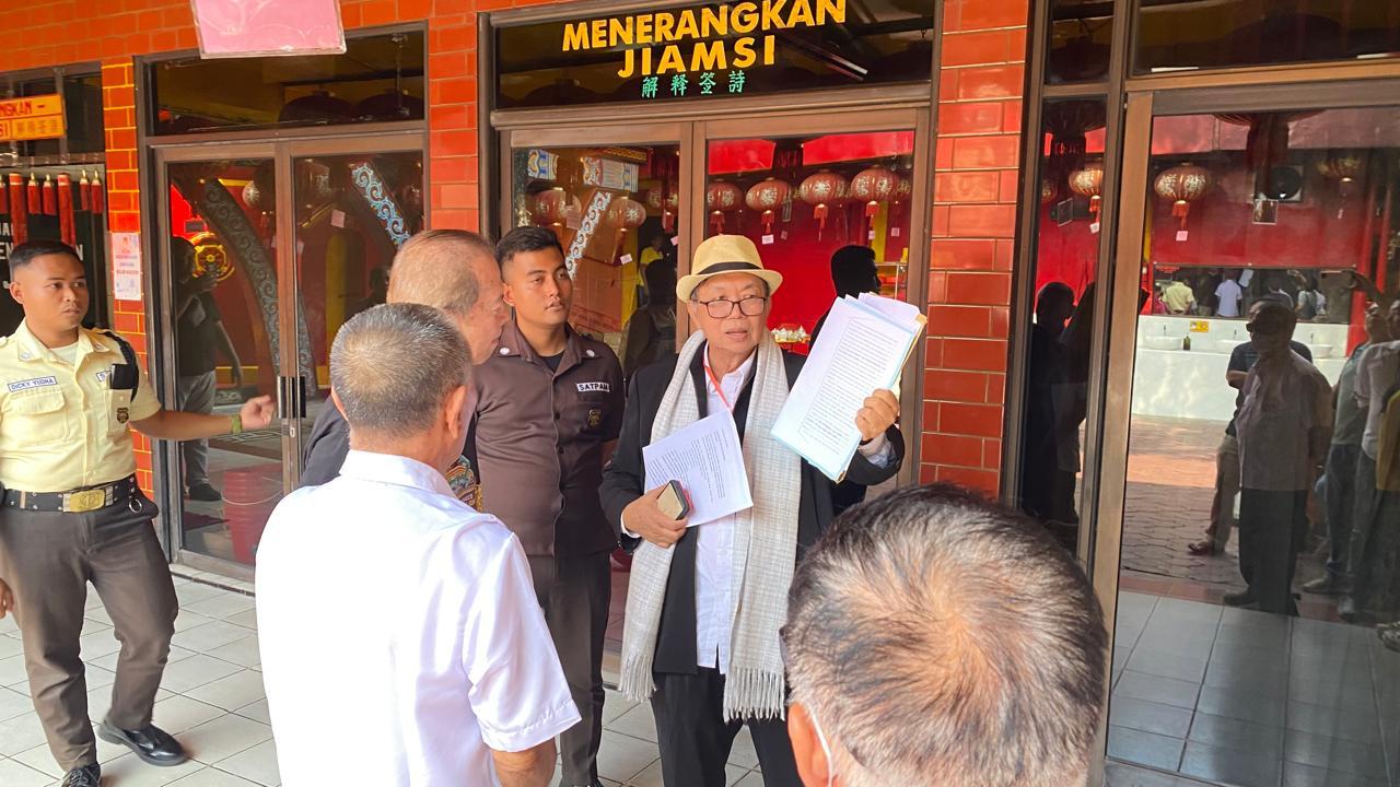 Tjong Ping (kanan) Bersama pengurus-penilik TITD Kwan Sing Bio Tuban terpilih dan umat memaksa masuk altar, meski dilarang karyawan pengelola kelenteng.