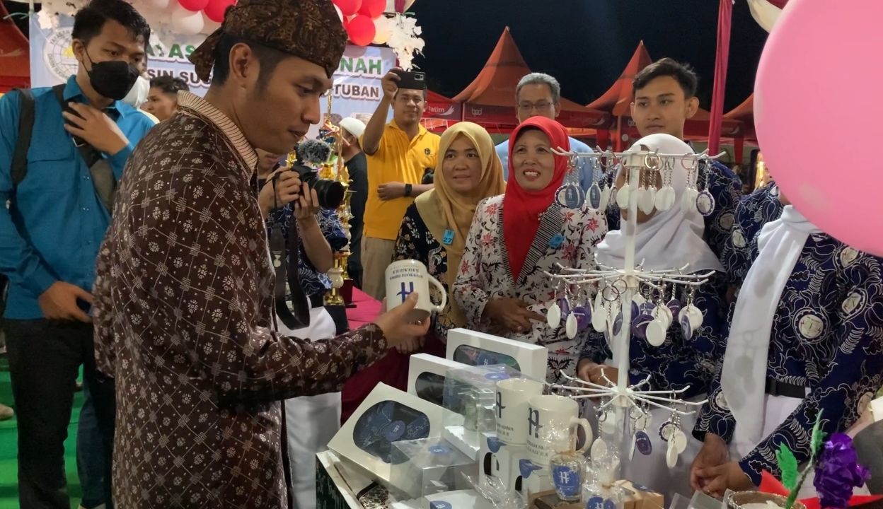 Dari pelatihan hingga perizinan, strategi Pemkab Tuban sukses dorong UMKM dan pelaku ekraf naik kelas dan jadi tulang punggung ekonomi daerah.
