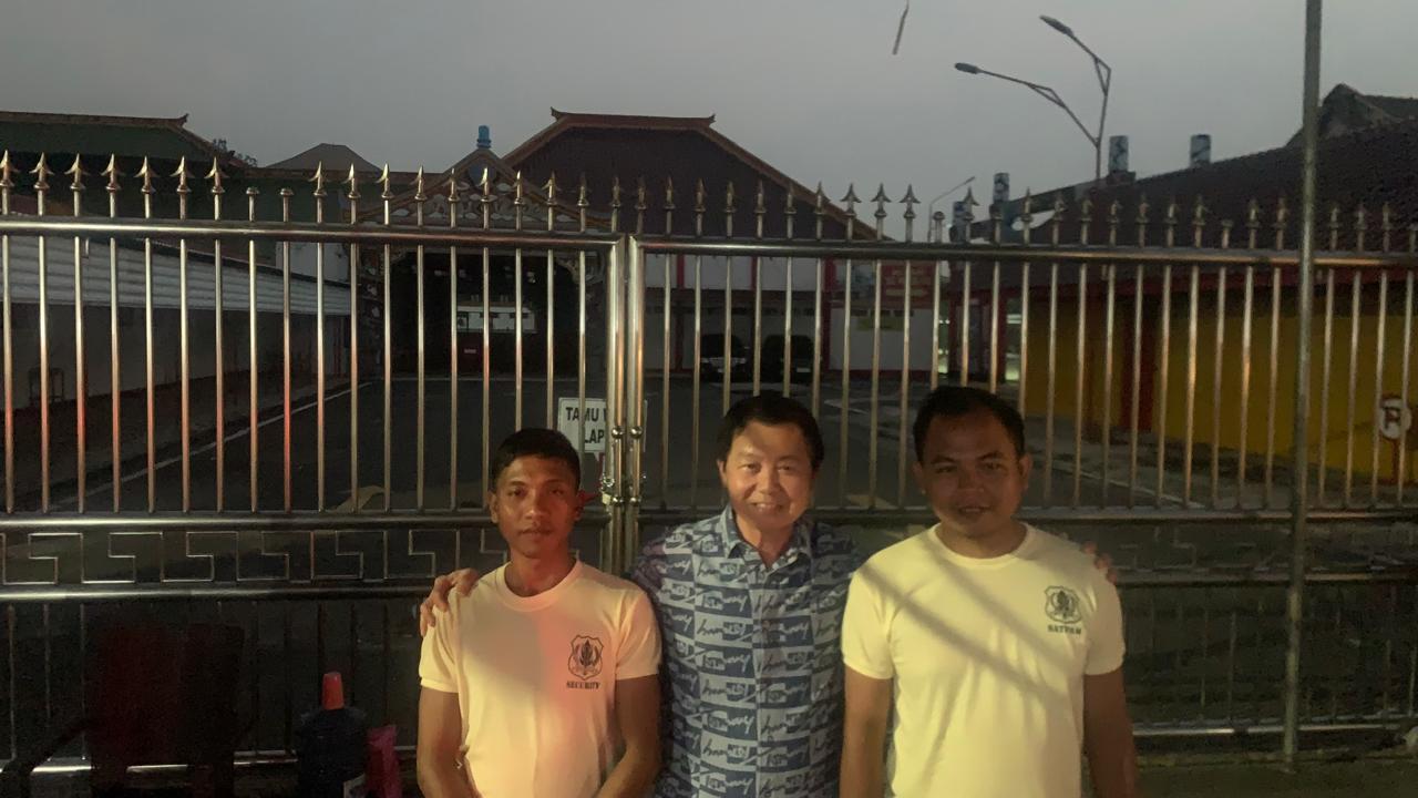 Pepeng Putra Wirawan bersama dua satpam menunggu di pintu gerbang barat TITD Kwan Sing Bio Tuban,  Selasa (10/6) petang.