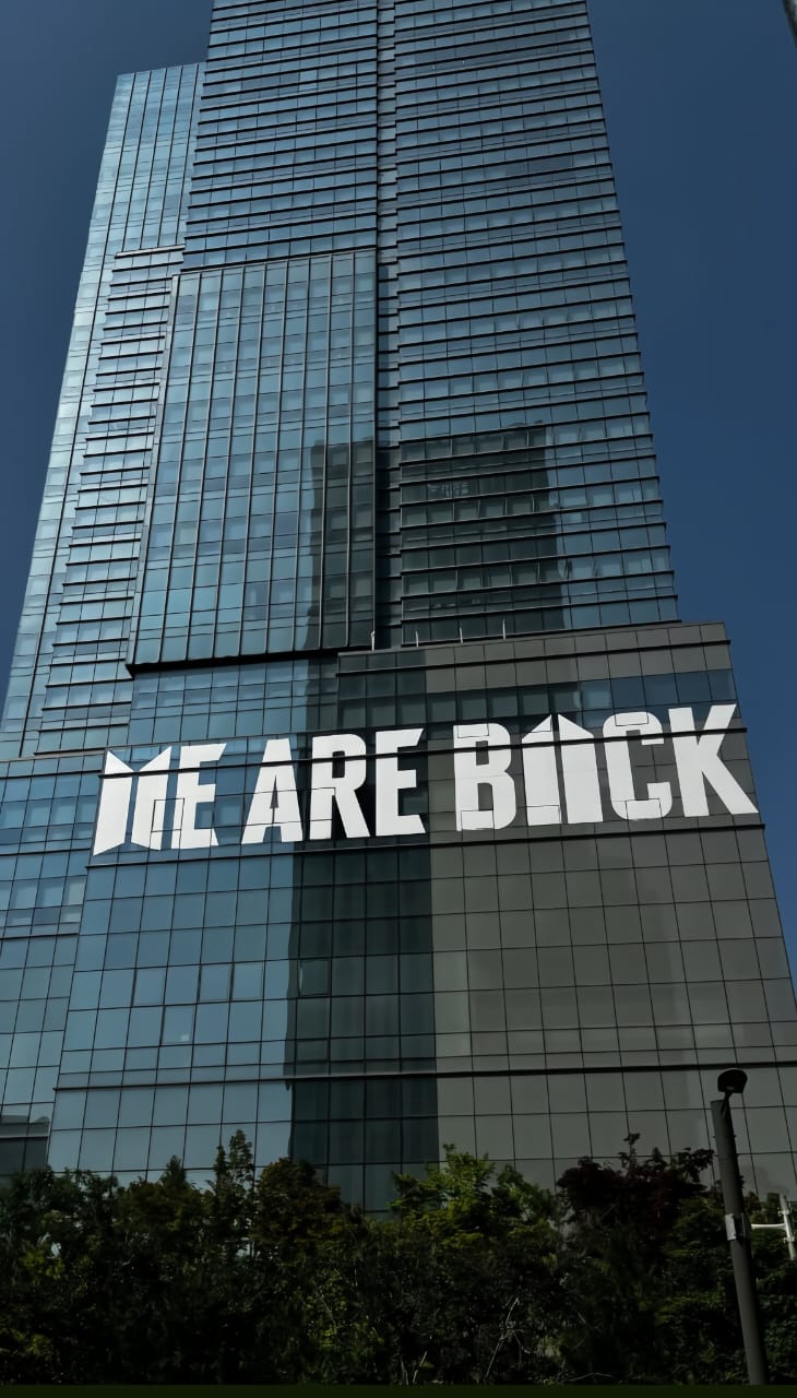 Tulisan We Are Back di kantor HYBE mengisyaratkan BTS Comeback