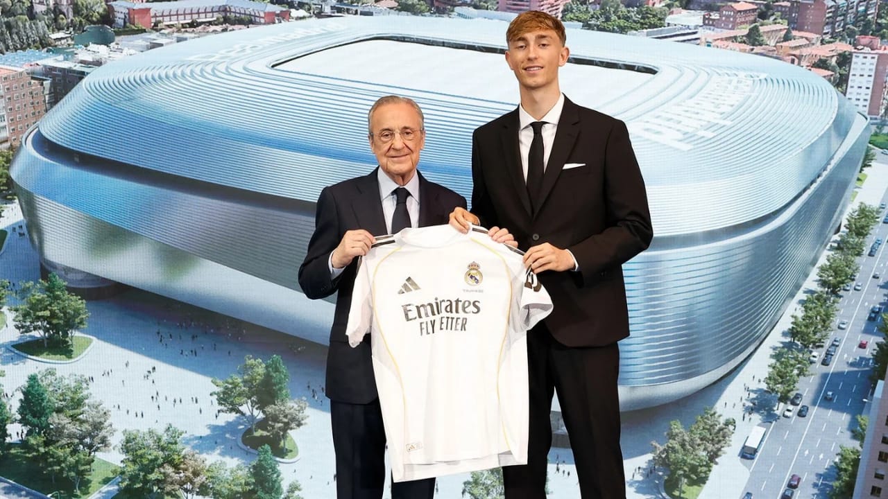 Real Madrid resmi rekrut Dean Huijsen (kanan).