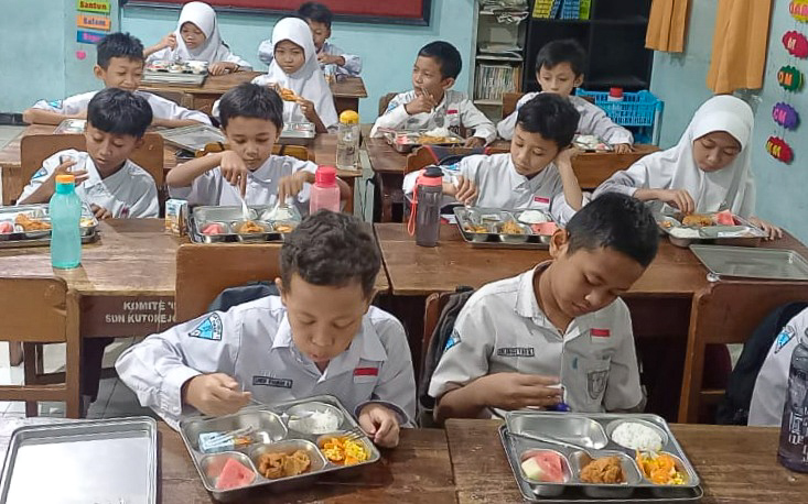 Murid SDN Kutorejo 1 antusias mengonsumsi menu makanan sehat dari program MBG, kemarin (10/6).