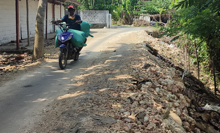 Akses jalan di bantaran Sungai Bengawan Solo Desa Kanorejo, Kecamatan Rengel yang sebelumnya longsor, hanya bisa dilintasi kendaraan roda dua.
