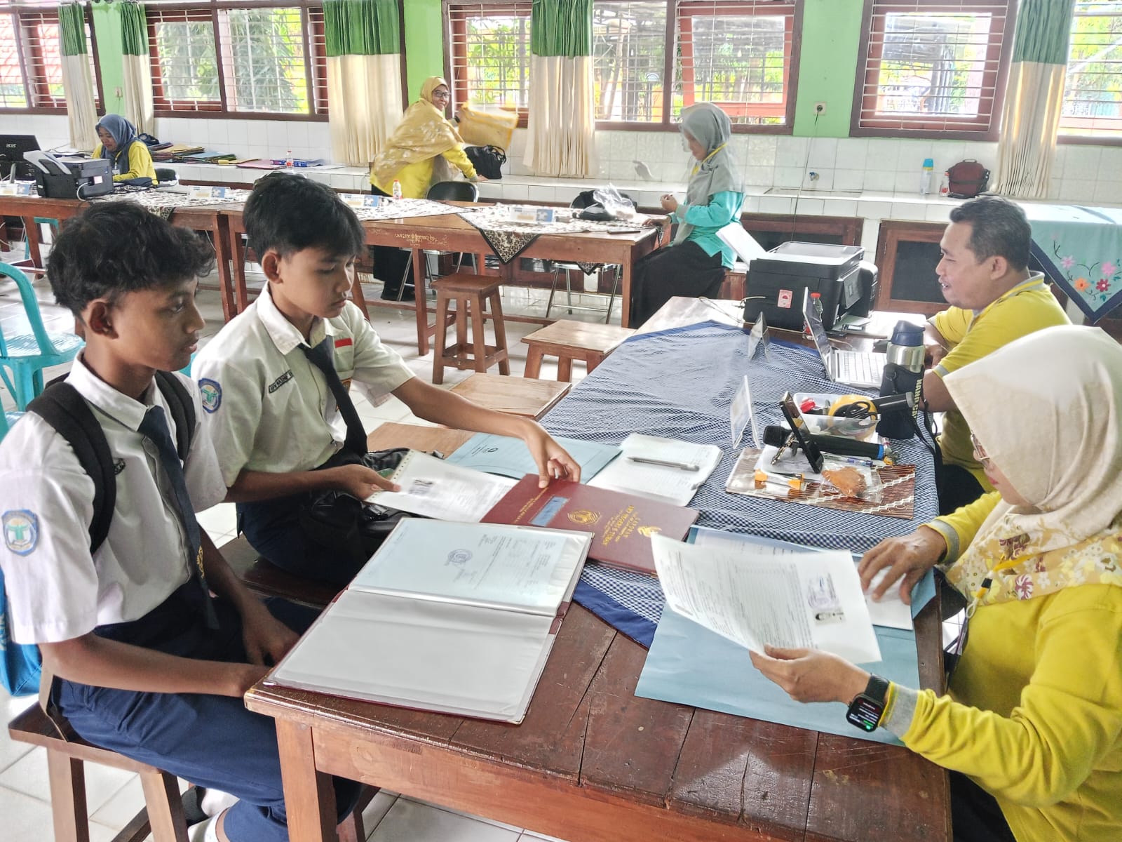 Suasana pengambilan PIN SPMB di SMAN 3 Tuban yang merupakan tahapan awal pendaftaran.