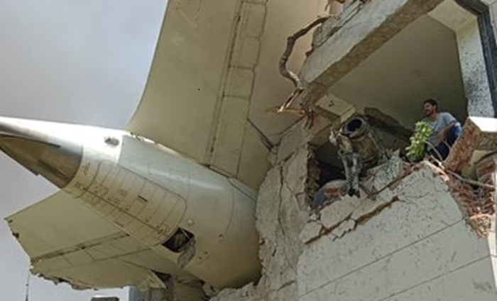Kecelakaan tragis pesawat Boeing 787-8 Air India tewaskan 242 orang di kawasan padat Meghani Nagar, India.