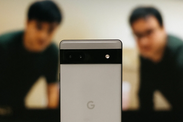 Smartphone Google Pixel 6a yang memiliki masalah pada baterai.