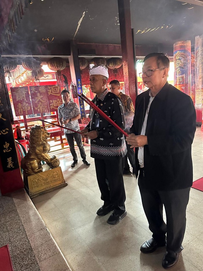 Tjong Ping (kanan) mendampingi Pembimas Buddha-Konghucu Kanwil Kemenag Provinsi Jatim Ketut Panji Budiawan sembahyang di TITD Kwan Sing Bio Tuban, Jumat (13/6).