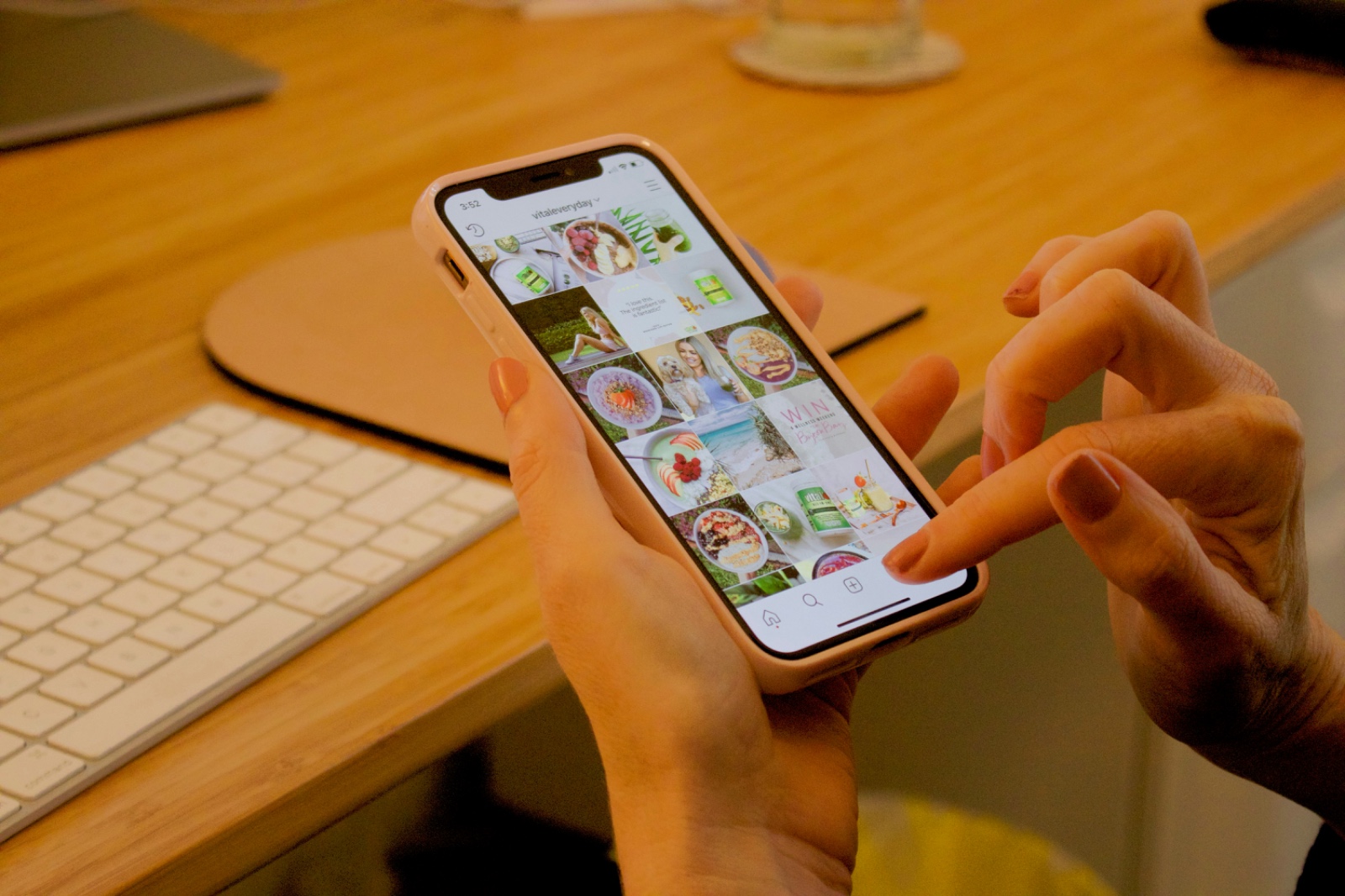 Mengirim reels instagram bisa menjadi cara untuk ngobrol dengan teman