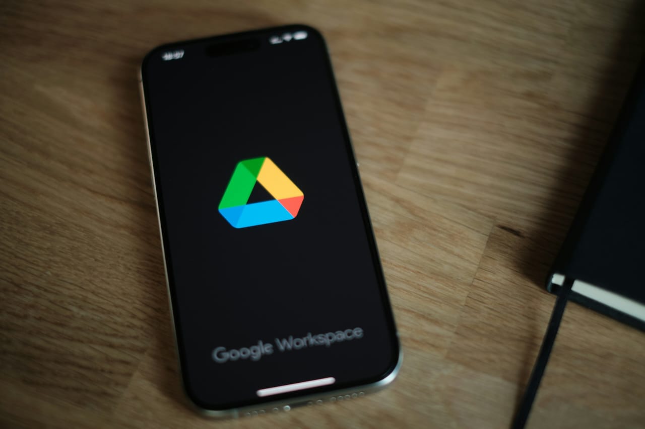 lustrasi layanan Google Drive pada perangkat mobile.