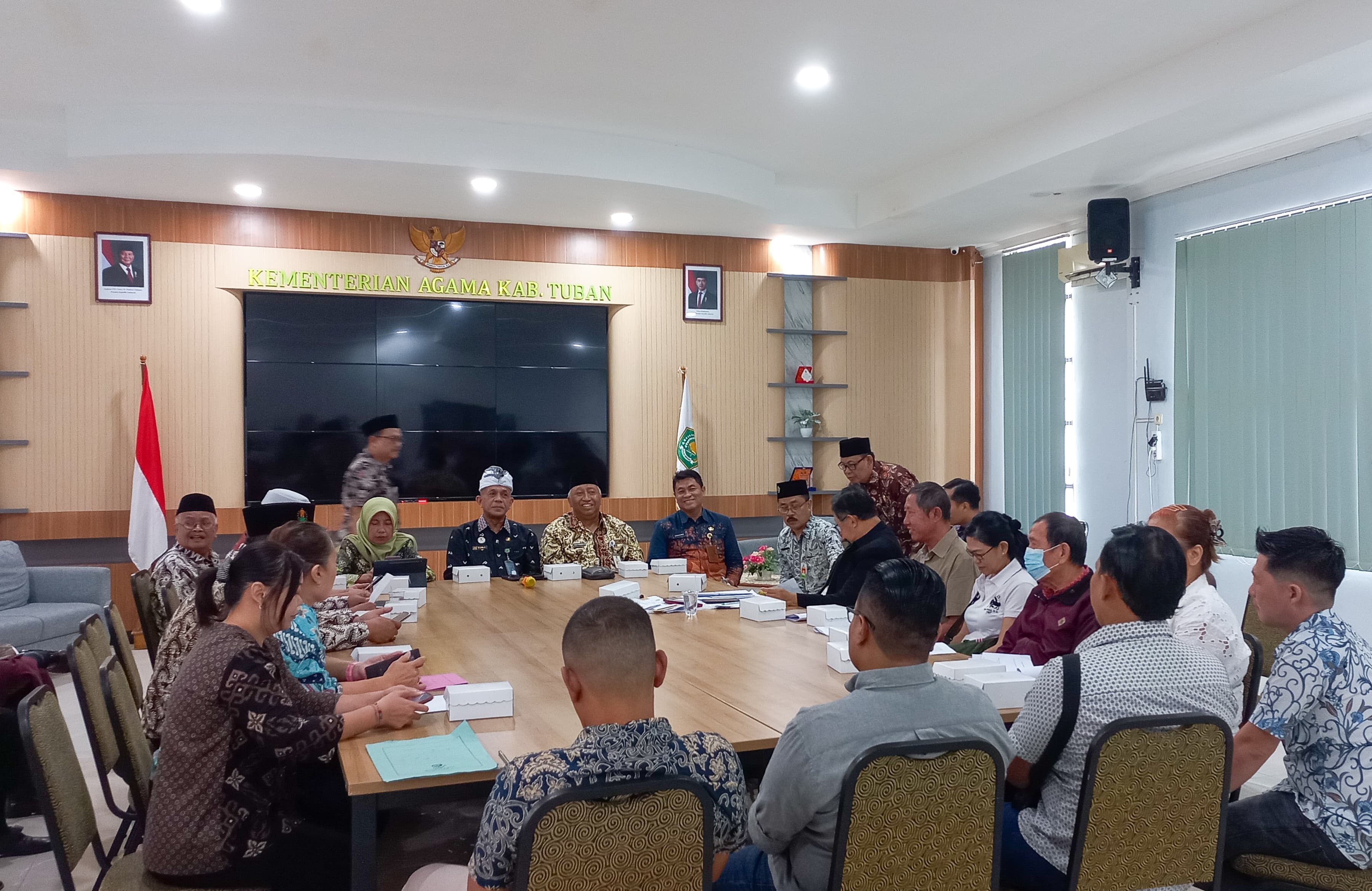 AGAR RUKUN: Rapat koordinasi Kemenag Tuban bersama dengan berbagai pihak antar umat beragama dalam proses mediasi kemelut TITD Klenteng Kwan Sing Bio, kemarin (13/6)