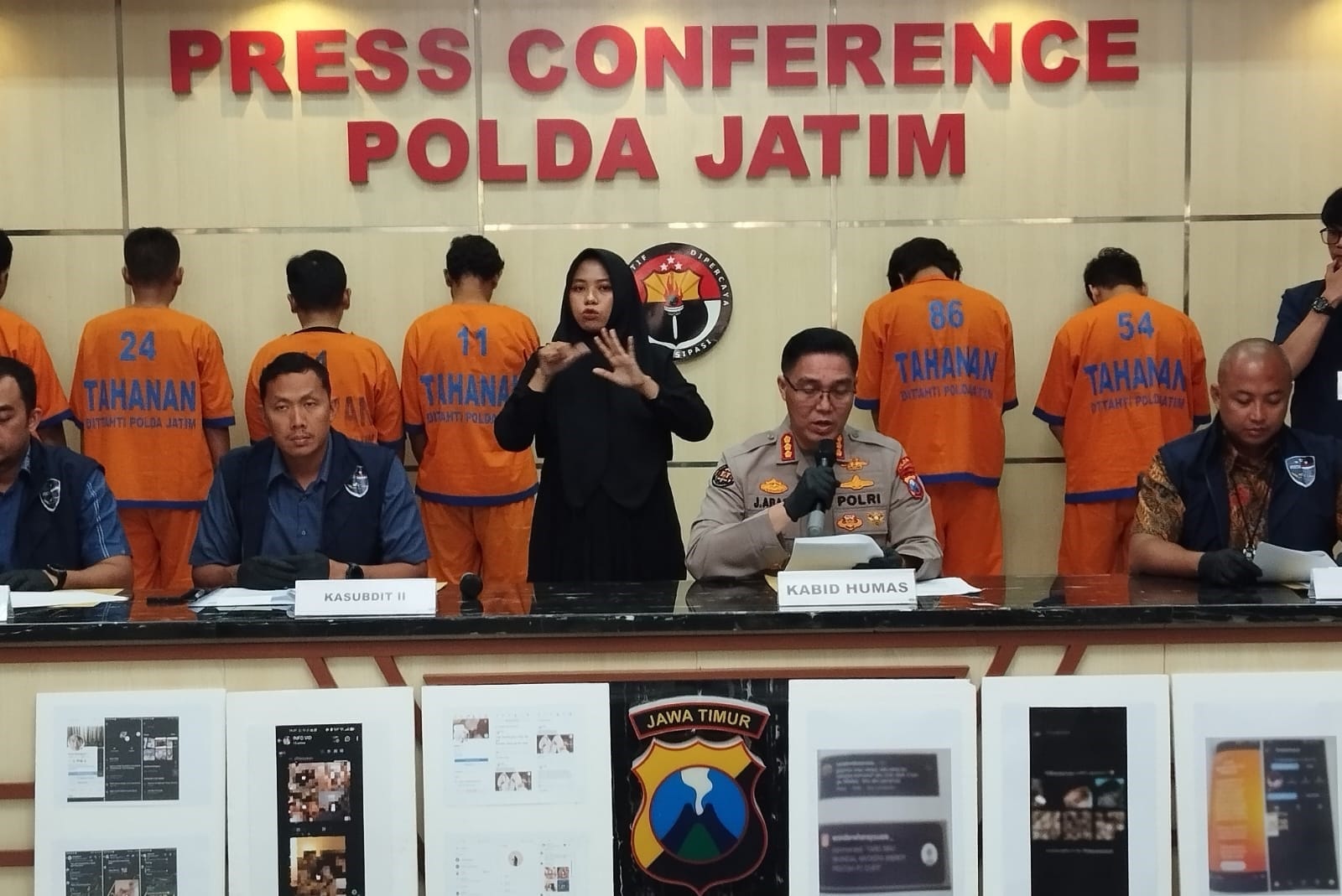 DITANGKAP: Keempat tersangka yang tergabung dalam Grup Gay Tuban Bojonegoro Lamongan diringkus Polda Jatim, kemarin (13/6).