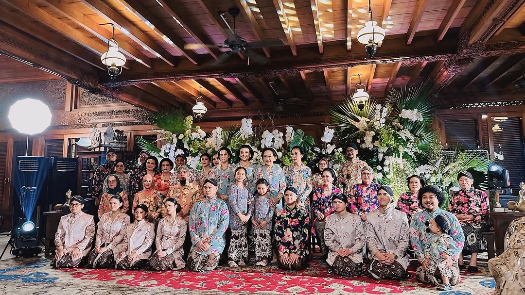 Momen foto bersama dengan keluarga besar Al Ghazali.