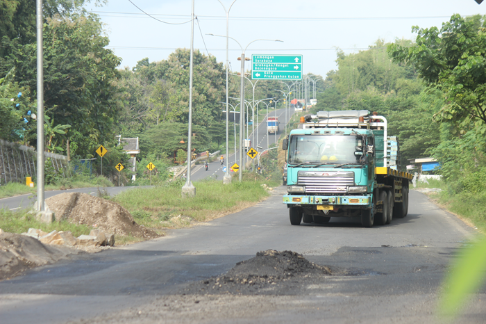Kondisi kerusakan jalan di JLS Tuban saat dilintasi kendaraan berat.