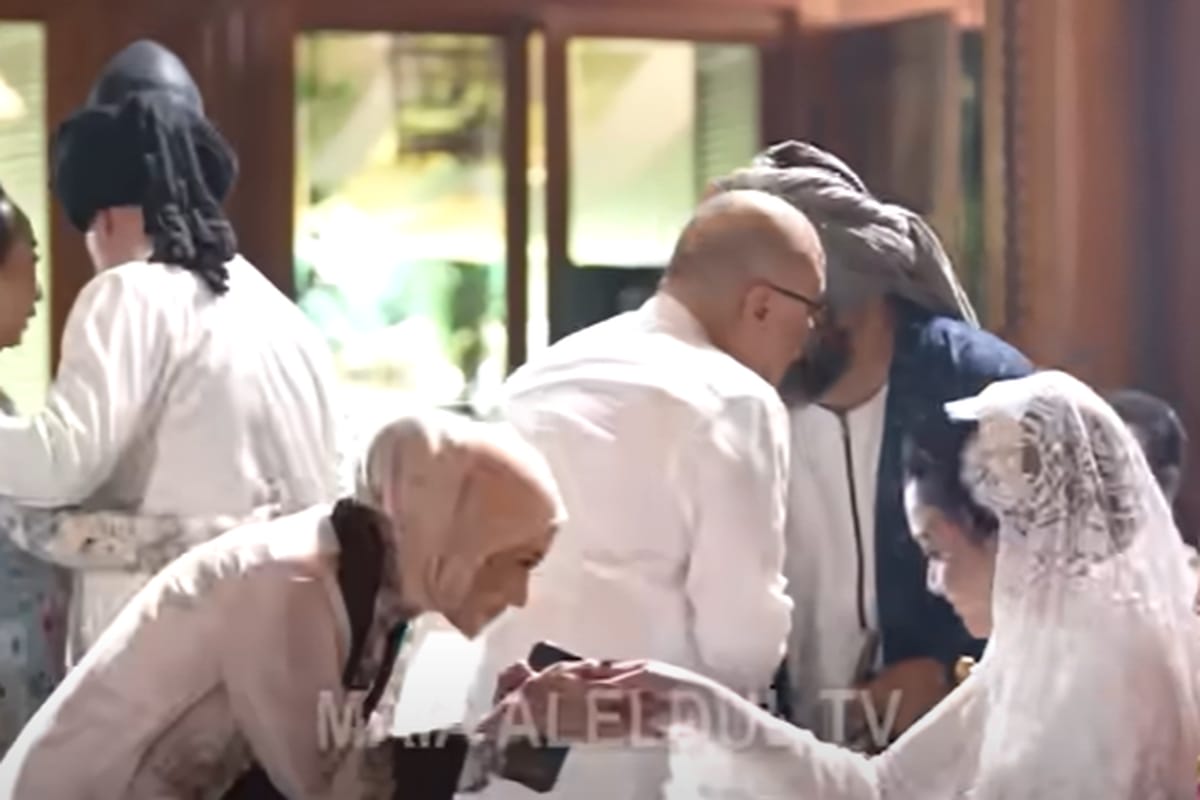 Momen salaman antara Maia Estianty dan Mulan Jamelaa di acara pengajian Al Ghazali