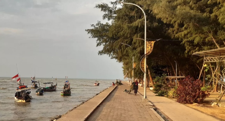 Suasana Pantai Boom saat sore hari
