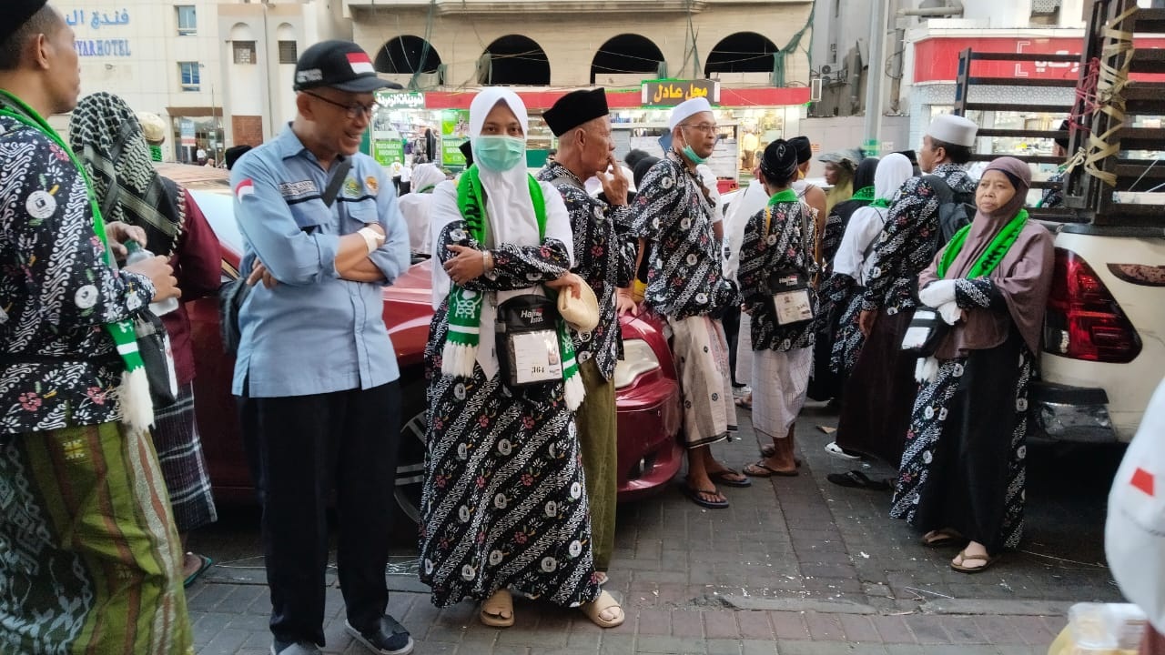 Jemaah haji asal Tuban saat berkegiatan di Makkah sembari menunggu kepulangan.