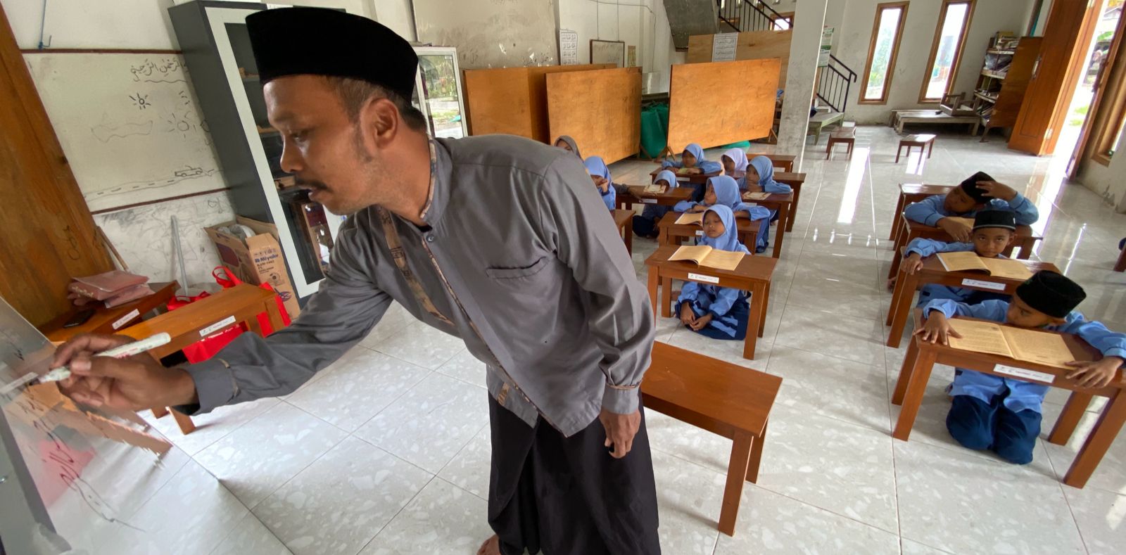 SEMANGAT TANPA PAMRIH: Muhammad Maskun bersama para muridnya di Madrasah Diniyah Al Faqih, Desa Jelu, Kecamatan Ngasem, Bojonegoro. Sekolah nonformal yang dikelolanya telah berjalan selama 25 tahun