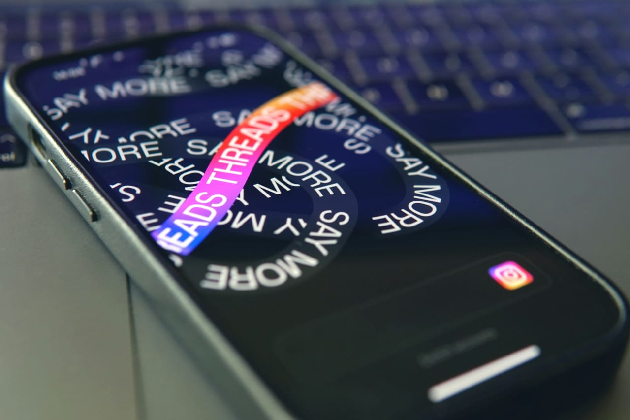 Ilustrasi aplikasi Threads pada iPhone