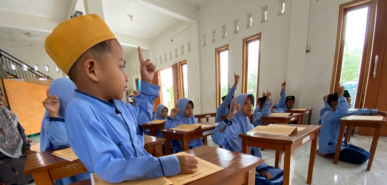 KONTRIBUSI BAGI FONDASI PERADABAN: Dukungan EMCL terhadap pendidikan nonformal di Bojonegoro dan Tuban telah membantu proses belajar siswa sekaligus memudahkan metode mengajar para guru.